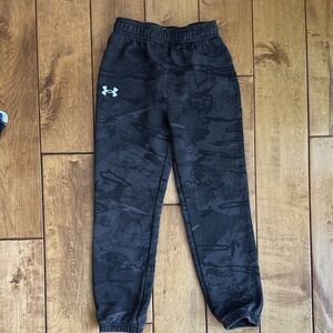 NWOT Under Armour Kids Camo Black Joggers size 7